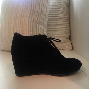 Toms Women’s Desert Wedge